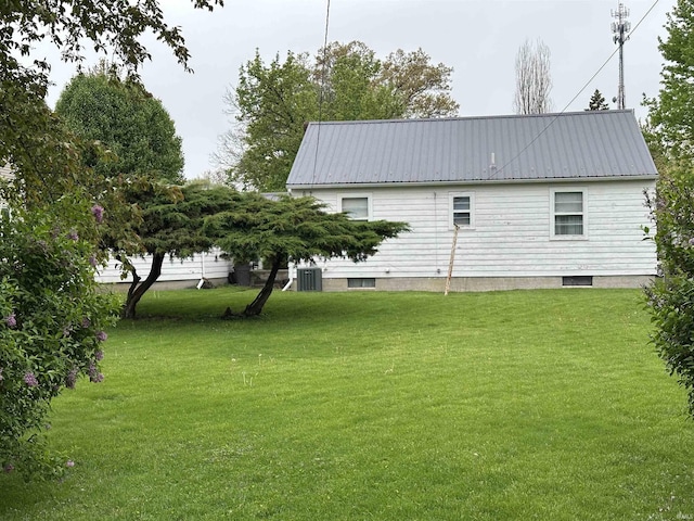 view of yard featuring cooling unit