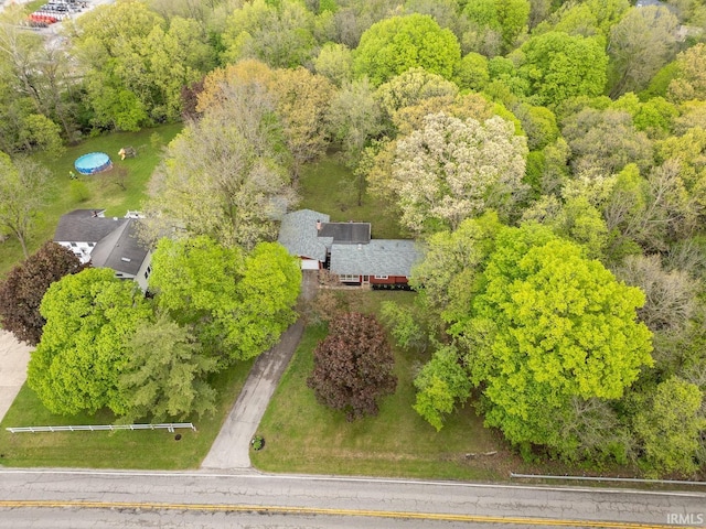 bird's eye view with a view of trees