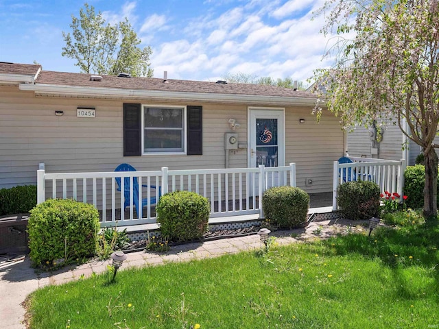 view of front of property with a front yard
