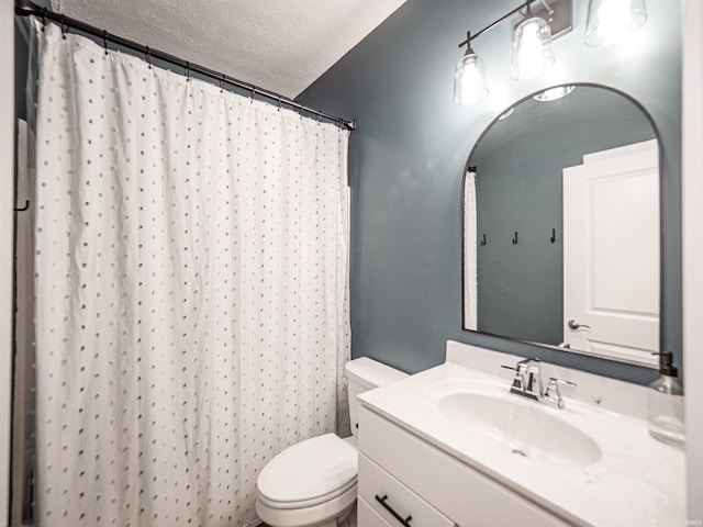 full bathroom featuring toilet, a shower with curtain, vanity, and a textured ceiling