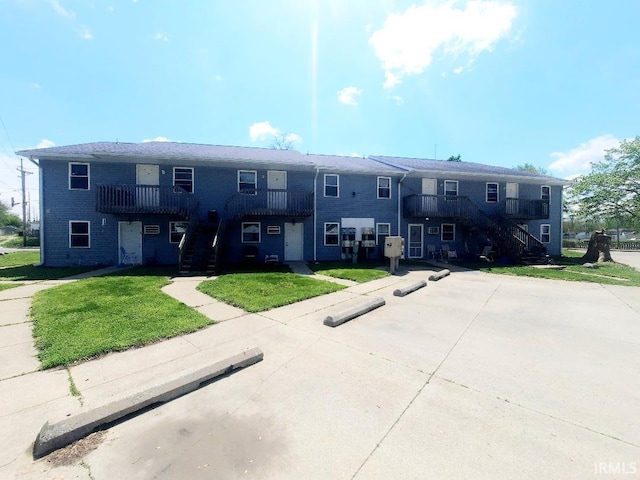 2225 S Hoyt Ave, Muncie, IN 47302 - view of front of house featuring stairs and a front lawn