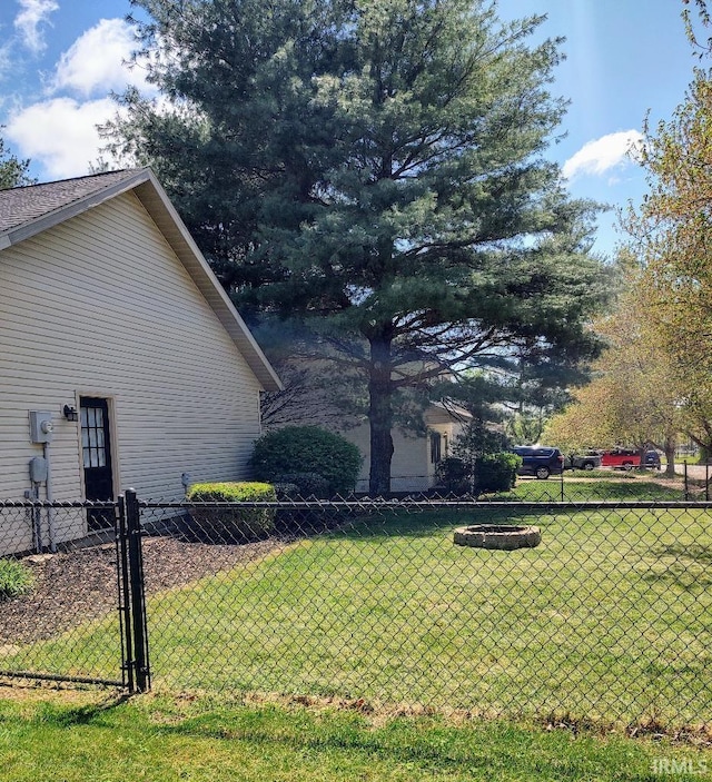 337 W White Pine Ct, Bloomington, IN 47403 - view of side of home featuring fence and a lawn