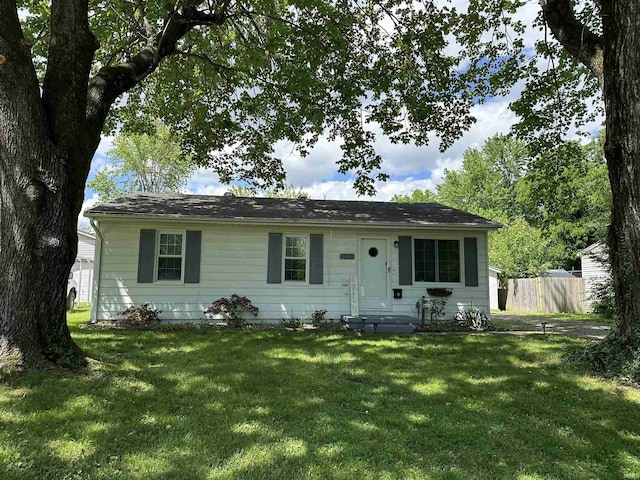 view of front facade featuring fence and a front yard