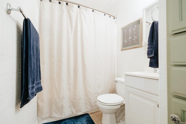 1732 Marbo Ave, Evansville, IN 47714 - full bath featuring toilet, vanity, and a shower with shower curtain
