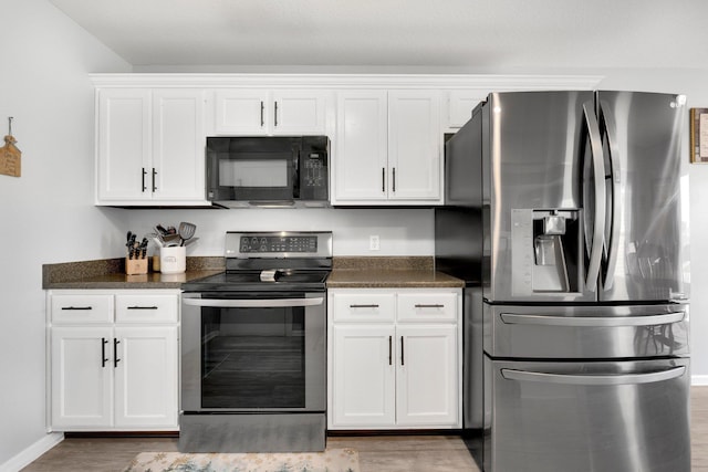 13726 Hamilton Meadows Ln, Fort Wayne, IN 46814 - kitchen with stainless steel appliances, white cabinetry, light wood finished floors, and baseboards