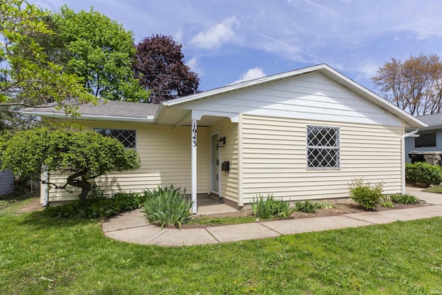 single story home featuring a front yard