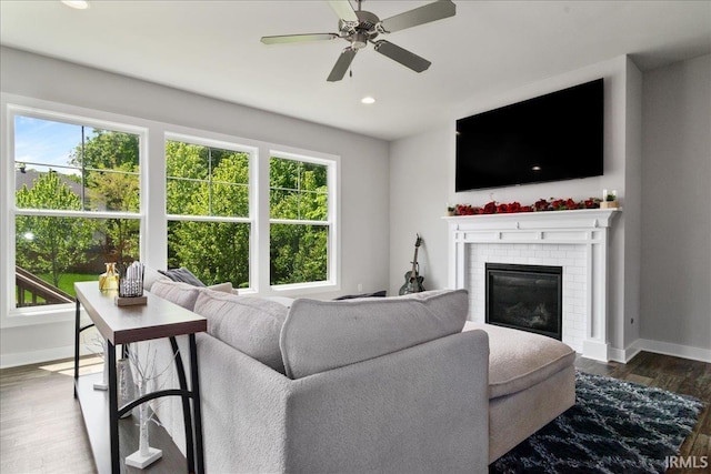 living area with plenty of natural light, baseboards, wood finished floors, ceiling fan, and recessed lighting