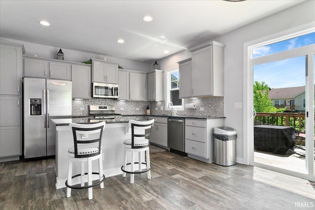 kitchen featuring stainless steel appliances, a sink, backsplash, healthy amount of natural light, and recessed lighting