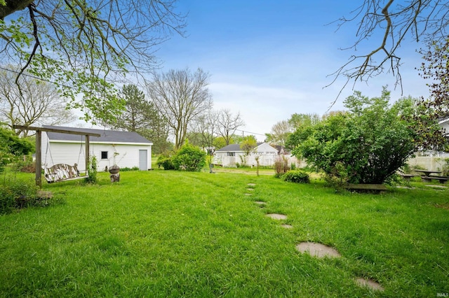 view of green lawn