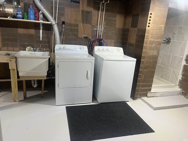 2515 Hubertus Ave, Fort Wayne, IN 46805 - laundry room featuring washer and dryer