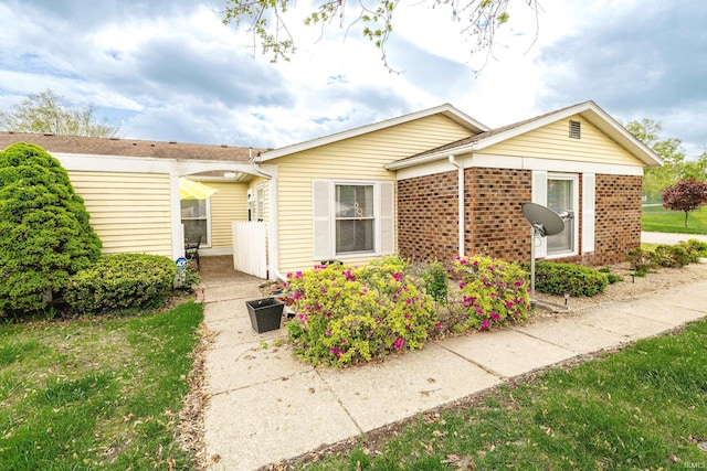 1005 E Buckingham Dr, Bloomington, IN 47401 - view of front of property featuring brick siding