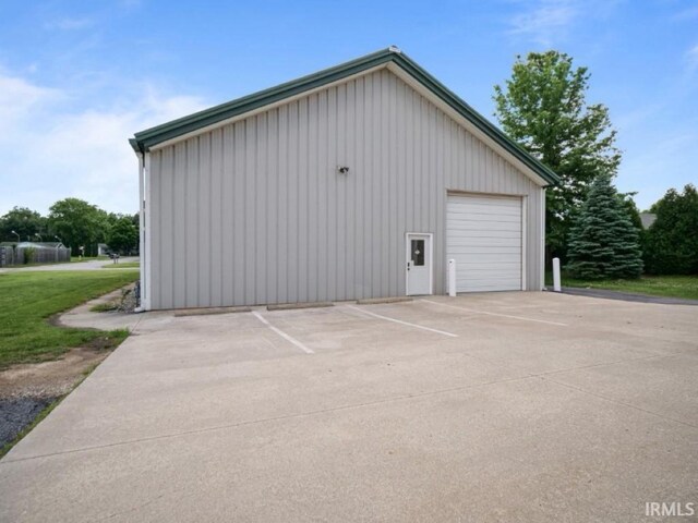 view of detached garage
