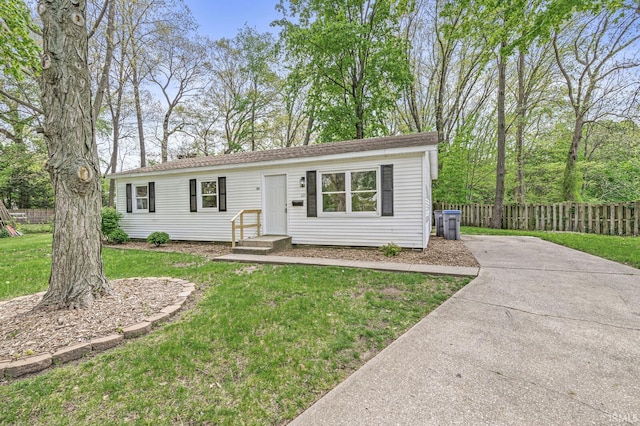 view of front facade with concrete driveway