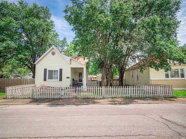 view of front of property with a fenced front yard
