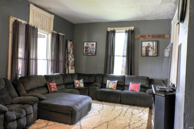 1008 E Walnut St, Petersburg, IN 47567 - view of living area