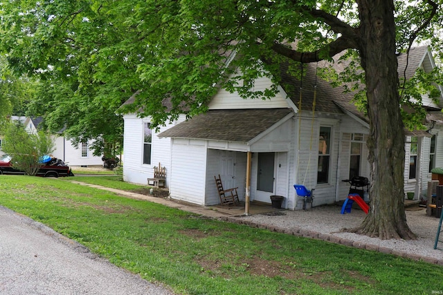 1008 E Walnut St, Petersburg, IN 47567 - view of front of home with roof with shingles, a front yard, and a patio area