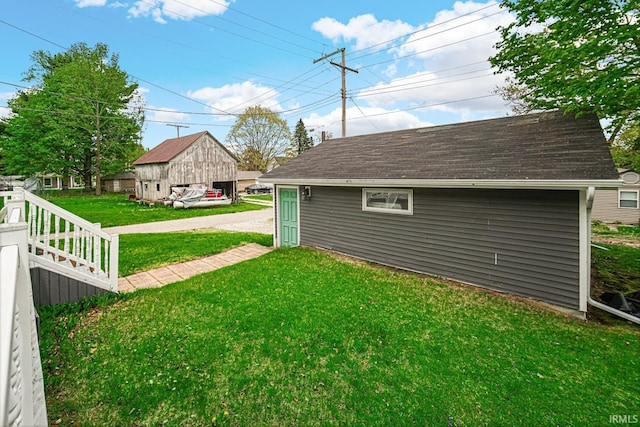 view of grassy yard featuring an outbuilding