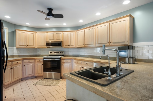 kitchen with stainless steel appliances, light brown cabinets, a sink, ceiling fan, and recessed lighting