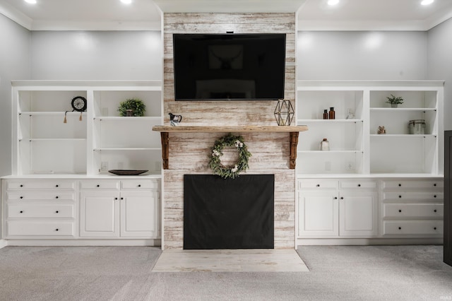 living area featuring light carpet, crown molding, and recessed lighting