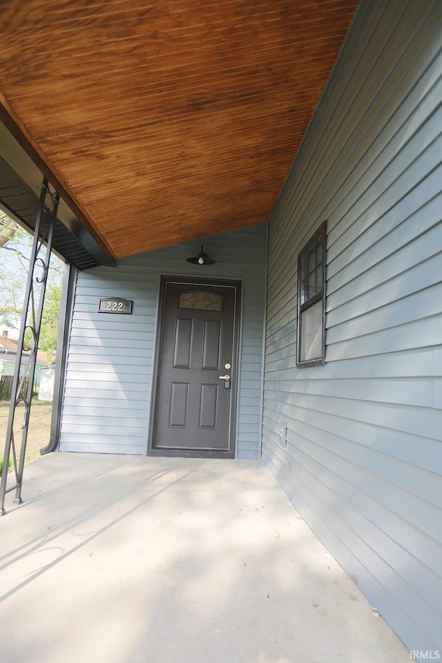 entrance to property featuring covered porch