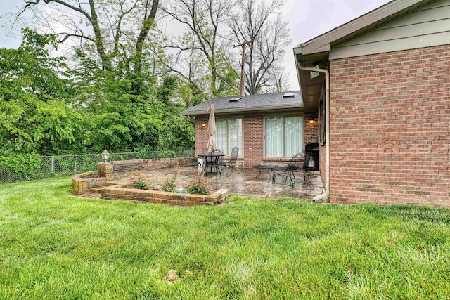 view of yard featuring a patio