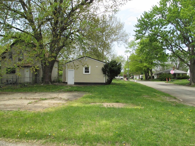 1252 Fremont St, South Bend, IN 46628 - view of yard with an outdoor structure