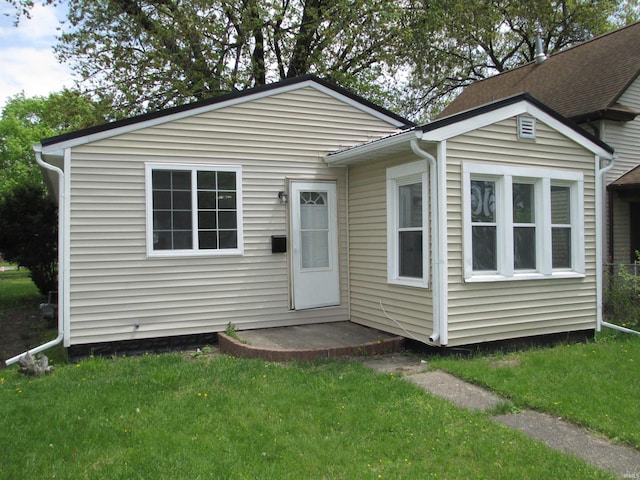 1252 Fremont St, South Bend, IN 46628 - bungalow-style house with a front lawn