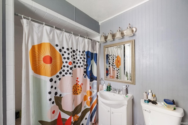 full bath featuring vanity, a shower with shower curtain, and toilet
