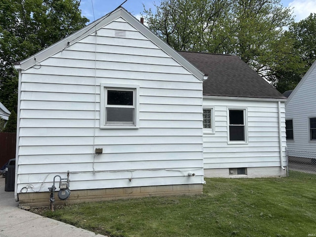 919 Kensington Blvd, Fort Wayne, IN 46805 - view of property exterior featuring a shingled roof