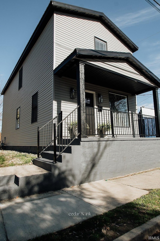 view of front of house featuring a porch