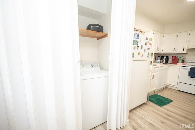 1831/1833 S Maxwell St, Bloomington, IN 47401 - laundry area with washer / dryer and light wood finished floors