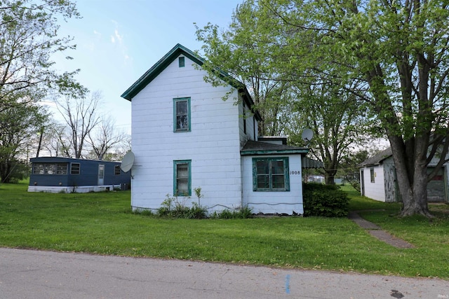 1008 W Elm St, Hartford City, IN 47348 - view of home's exterior featuring a yard