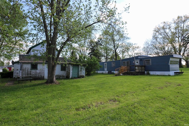 1008 W Elm St, Hartford City, IN 47348 - view of green lawn