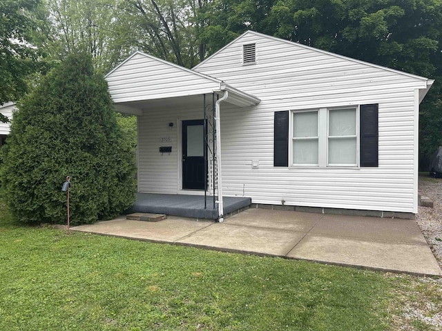 2705 Edgar St, Evansville, IN 47710 - view of front of home featuring a front yard and a patio