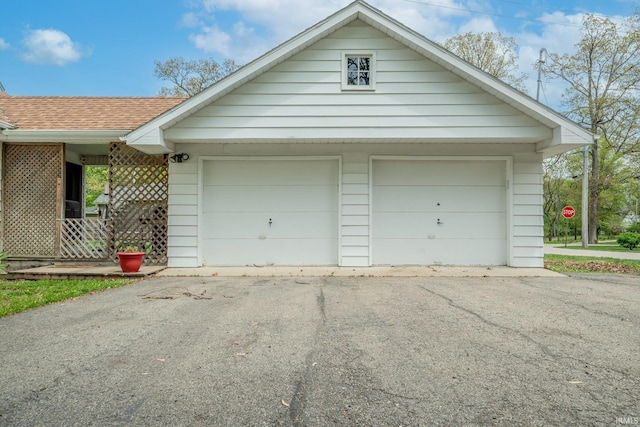 521 S Riverside Dr, Winamac, IN 46996 - view of garage
