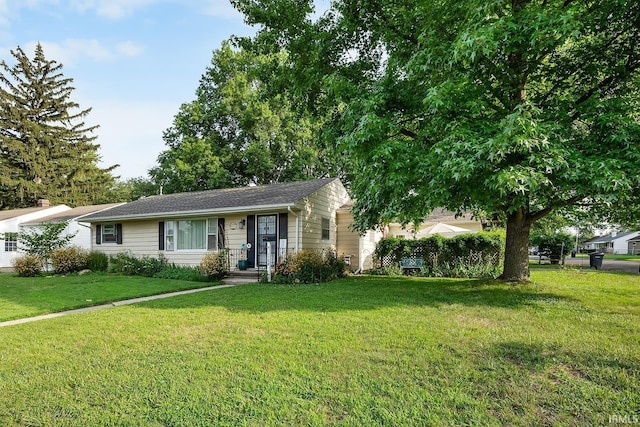 view of front of property featuring a front lawn