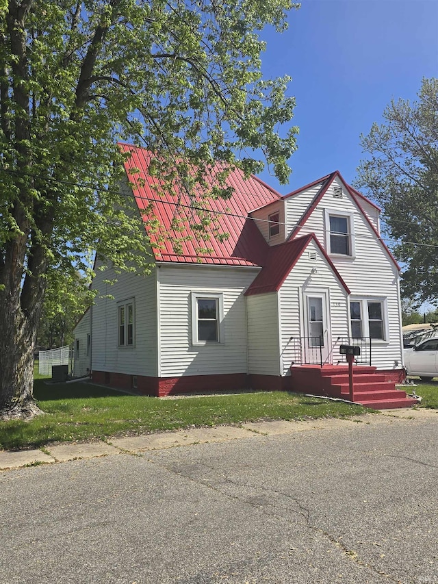 130 W 2nd St, Rochester, IN 46975 - cape cod-style house featuring metal roof