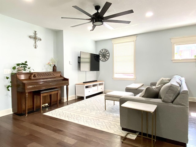 living area featuring wood finished floors, ceiling fan, baseboards, and recessed lighting