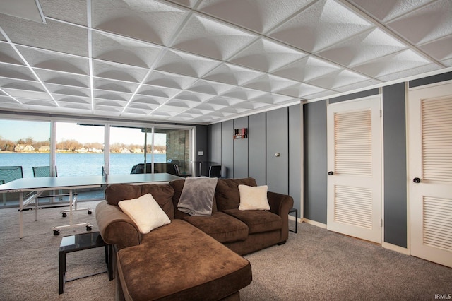 living area with carpet floors and baseboards