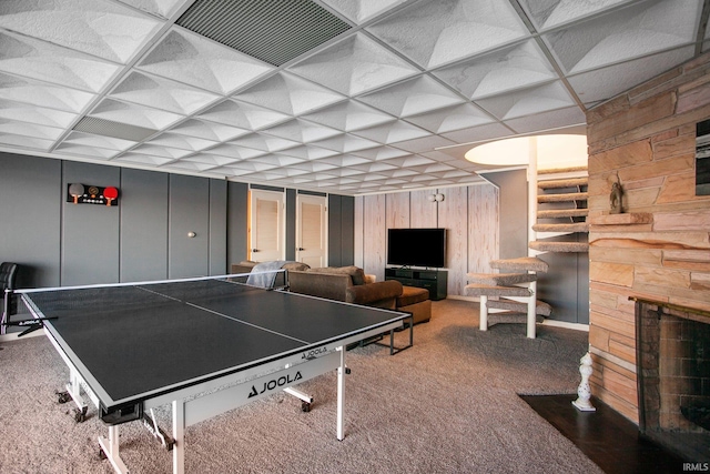 recreation room with carpet