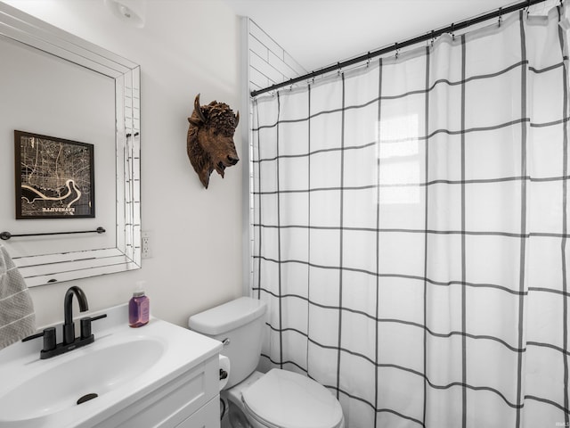 541 S Kelsey Ave, Evansville, IN 47714 - full bath featuring toilet, vanity, and a shower with curtain
