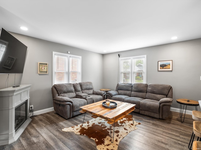 541 S Kelsey Ave, Evansville, IN 47714 - living room with recessed lighting, dark wood-type flooring, baseboards, and a glass covered fireplace