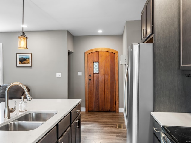 541 S Kelsey Ave, Evansville, IN 47714 - kitchen with stainless steel appliances, a sink, wood finished floors, light countertops, and recessed lighting