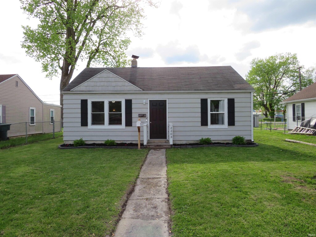 2203 S Vine St, Muncie, IN 47302 - view of front of property with a shingled roof