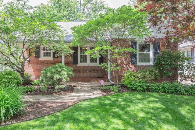 927 S Lombard Ave, Evansville, IN 47714 - obstructed view of property with brick siding and a front lawn