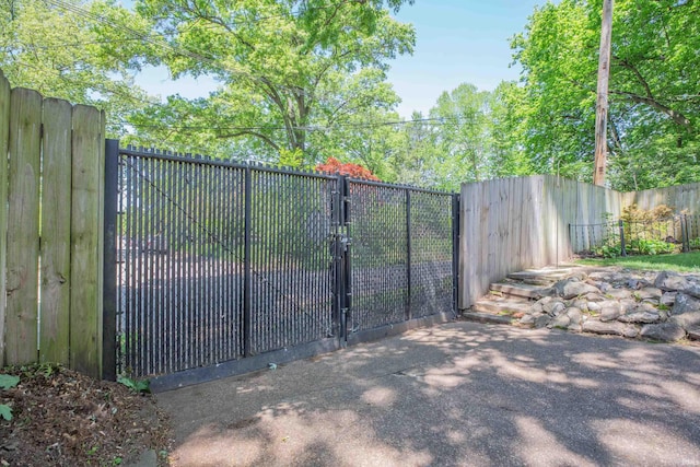 927 S Lombard Ave, Evansville, IN 47714 - gate with fence