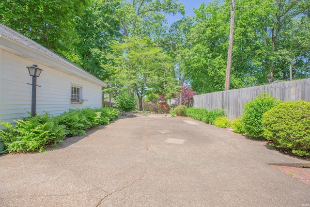 927 S Lombard Ave, Evansville, IN 47714 - view of patio with fence