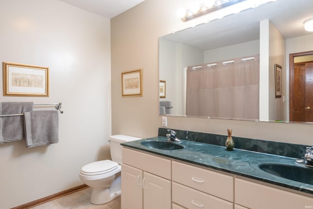 full bath featuring toilet, tile patterned flooring, double vanity, a shower with curtain, and baseboards