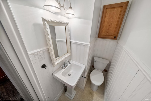 1602 Cedar St, South Bend, IN 46617 - bathroom featuring a wainscoted wall and toilet