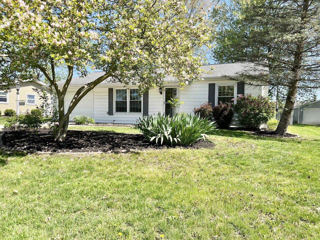 view of front facade with a front yard